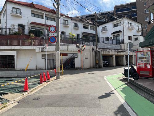 西側前面道路（北から）