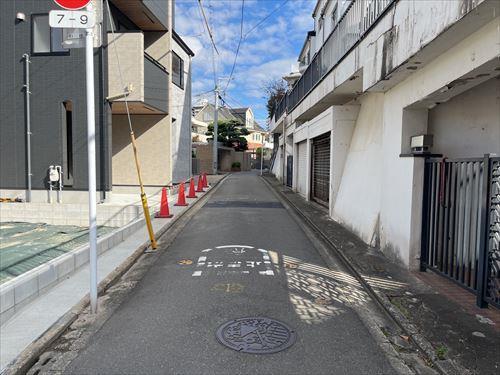 南側前面道路（西から）