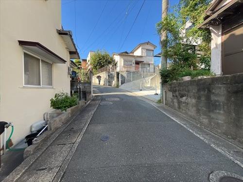 西側通路(北⇒南)（2025年9月撮影）