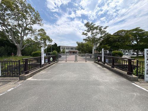 可也小学校まで1,400ｍ