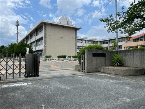 春日南小学校まで990ｍ