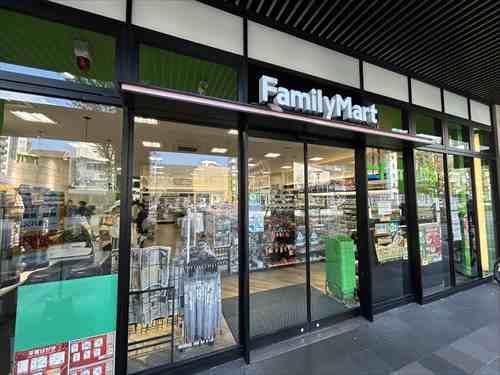 ファミリーマート福岡六本松店