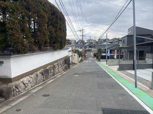 前面道路（西から）