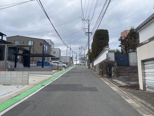 前面道路（東から）