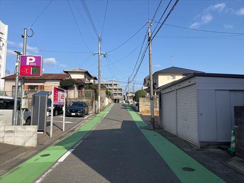前面道路（西側から）