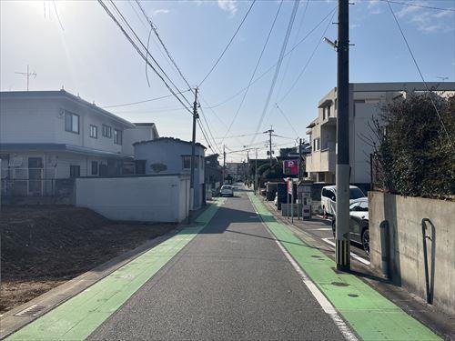 前面道路（東から）