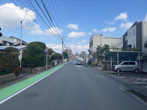 前面道路（西から）