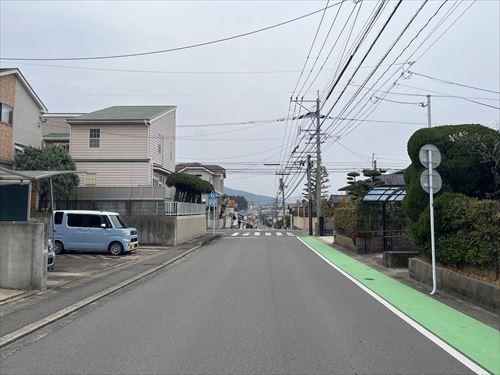 前面道路（東から）