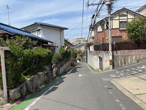 前面道路（南東から）