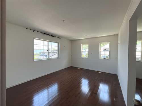 道路側／2階洋室9.5帖