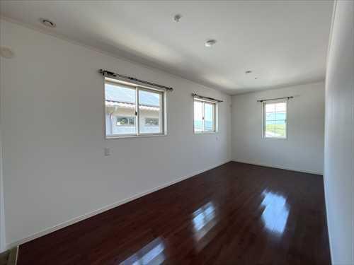 道路側／2階洋室8.3帖