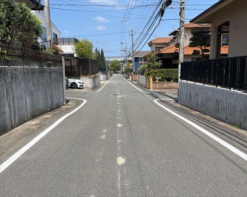 西側前面道路