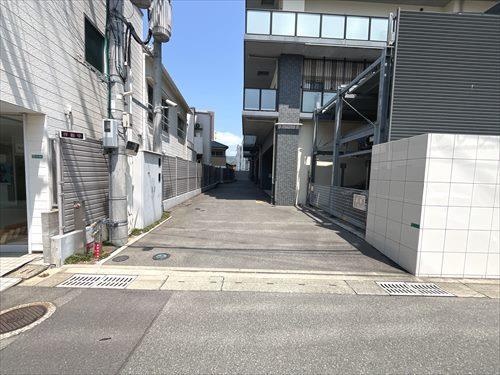 マンション　駐車場入口部分