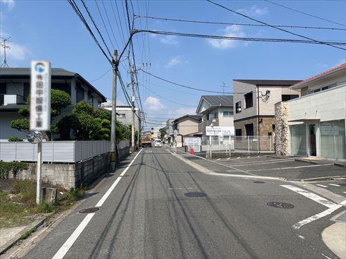 南側前面道路（東から）