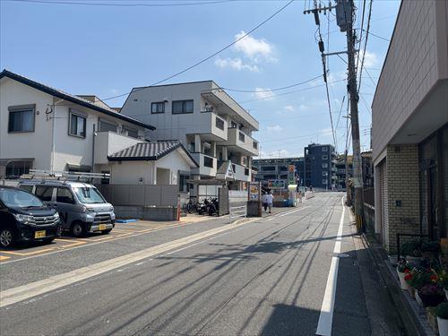 南側前面道路（西から）