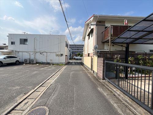 西側前面道路（北から）