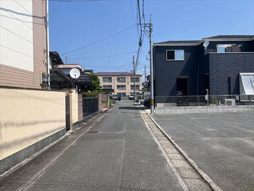西側前面道路（南から）