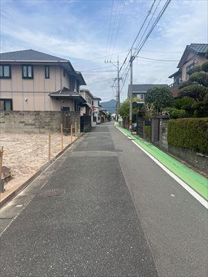 前面道路（東→西）