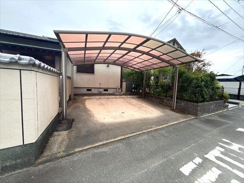 駐車場2台分（カーポート付）