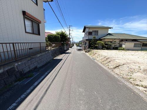 東側前面道路（南側方向）