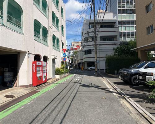 南側前面道路（西から）