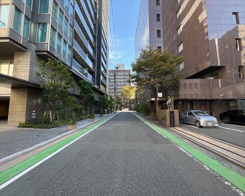 西側前面道路（北から）