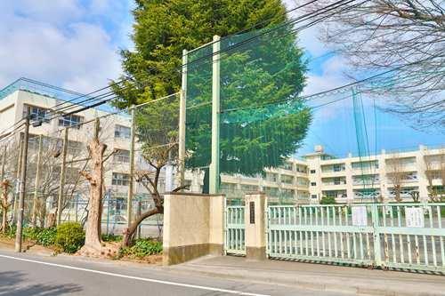 梅ヶ丘中学校まで270ｍ