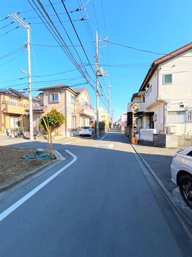 南側【現地前面道路2024年12月撮影】