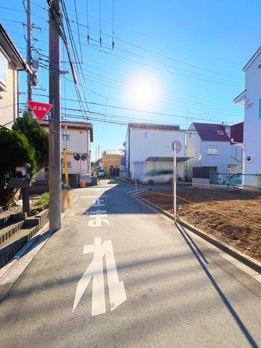 東側【現地前面道路2024年12月撮影】