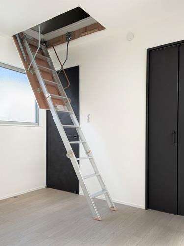 2F 洋室 約6.1帖 収納