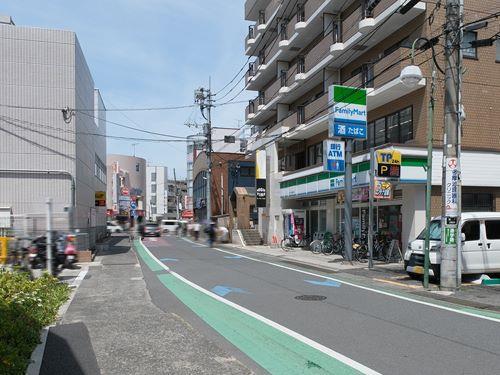 ファミリーマート向ケ丘遊園南口店360m