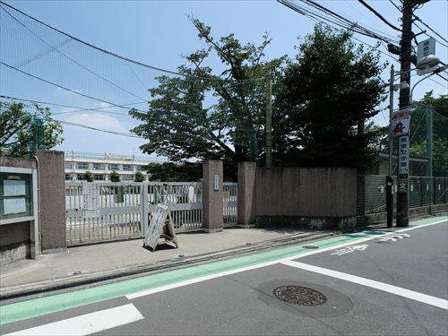 世田谷区立経堂小学校 520m