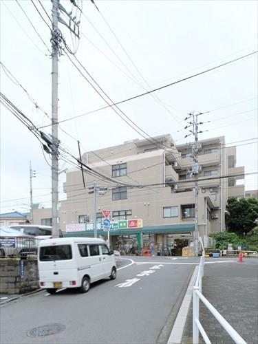 業務スーパー成増店 610m