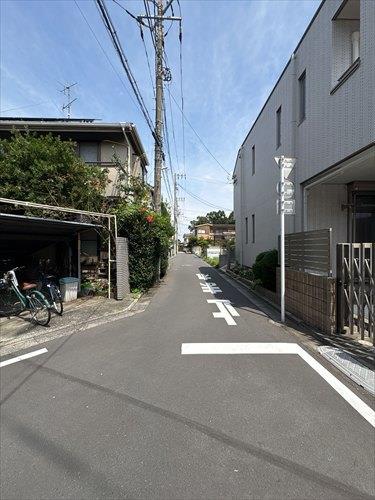 東側前面道路（2026年8月撮影）