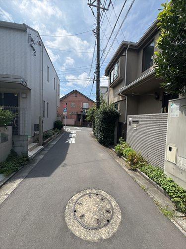 東側前面道路（2026年8月撮影）