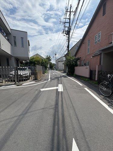 南西側前面道路（2026年8月撮影）