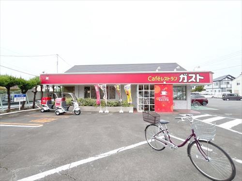 ガスト日野南平店まで370ｍ