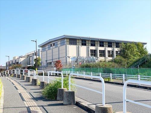 稲城市立南山小学校まで730m