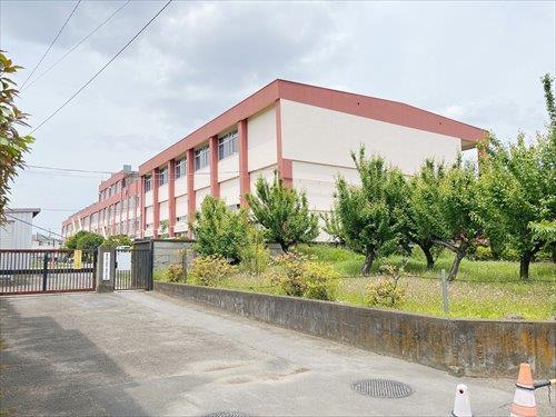 小金井市立本町小学校(820m)