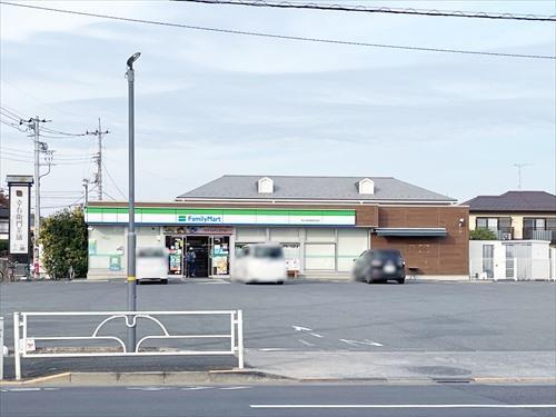 ファミリーマートまで520m
