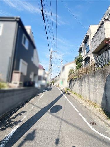 現地前道路(西側)