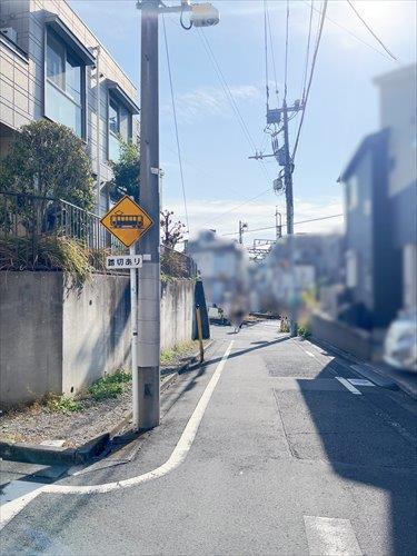 現地前道路(西側)
