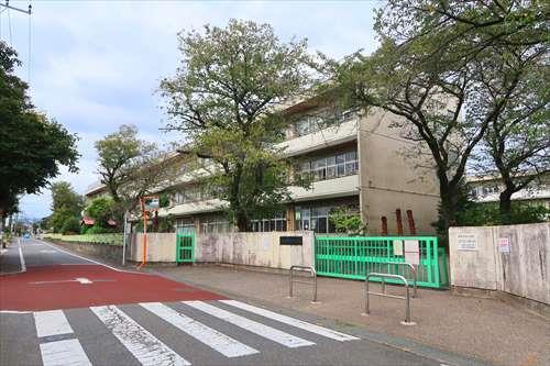 青梅市立若草小学校まで670m