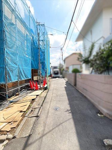 西側前面道路