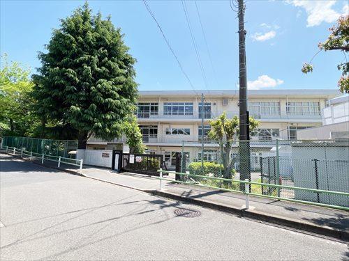 調布市立緑ケ丘小学校(640m)