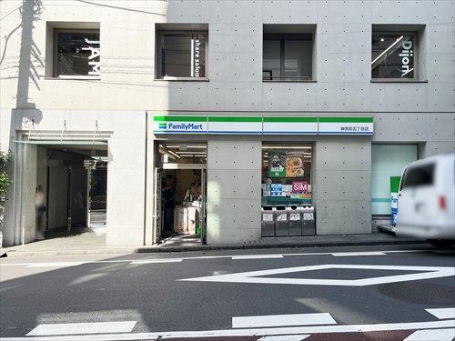 ファミリーマート神宮前5丁目店 300m