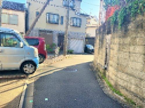 西側前面道路(北から南を撮影)