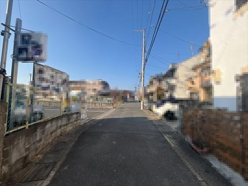 東側前面道路（2026年2月撮影）