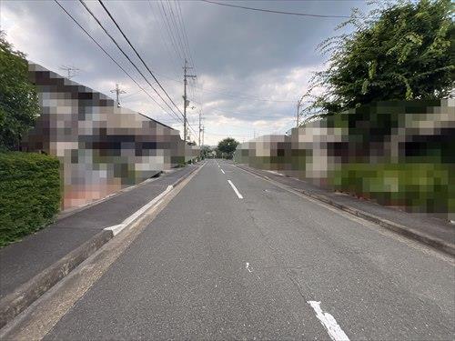 前面道路(南東から北西を撮影)