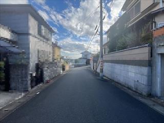 東側前面道路(北から南を撮影)